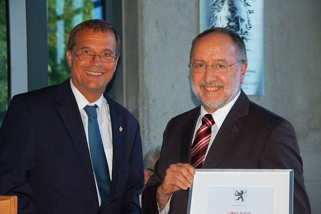 Oberbrgermeister Klaus Eberhard (link...lbernen Verdienstorden der Stadt  aus.  | Foto: Petra Wunderle