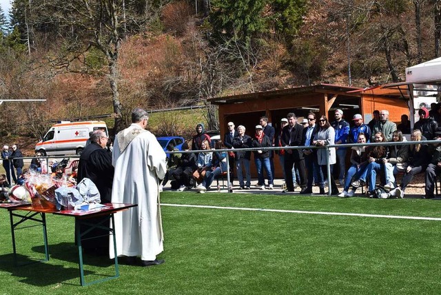 Pfarrer Mathias Geib von der evangelis...ottes fr die Sportanlage zu erbitten.  | Foto:  Ursula Ortlieb