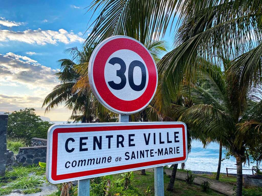 Tempo 30 mit Blick aufs Meer: Das gibt es auf Runion nicht nur innerhalb des Stadtzentrums von Sainte-Marie.