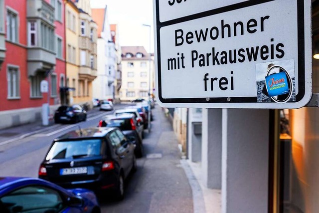 An der Strae parkende Autos sind ein Hindernis &#8211;  auch in Steinen.  | Foto: Philipp von Ditfurth