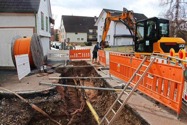 Die Verlegung der Nahwrmeleitung in der Maienlandstrae hat  begonnen.  | Foto: Christa Maier