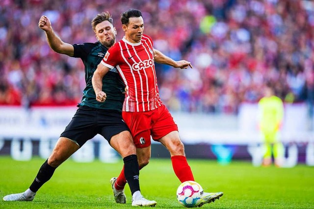 SC-Mittelfeldspieler Nicolas Hfler (r...nspiel im Oktober gewann Freiburg 2:0.  | Foto: Tom Weller (dpa)