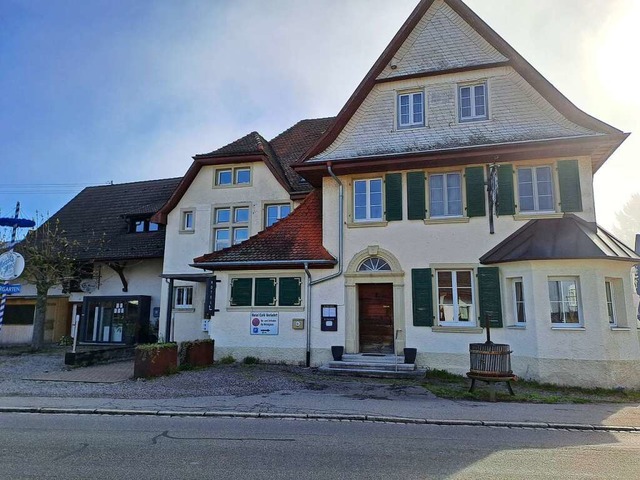 Links das Caf Verkehr, in der Mitte das Hotel und rechts das Gasthaus Lwen  | Foto: Michael Krug