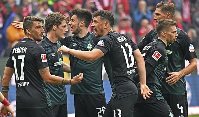 Werder-Spieler bejubeln einen Treffer   gegen Mainz  vergangenen Samstag.  | Foto: Torsten Silz (dpa)