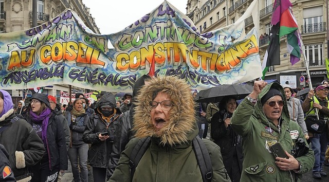 Menschen protestieren am Freitag in Paris gegen die Rentenreform.  | Foto: Lewis Joly (dpa)