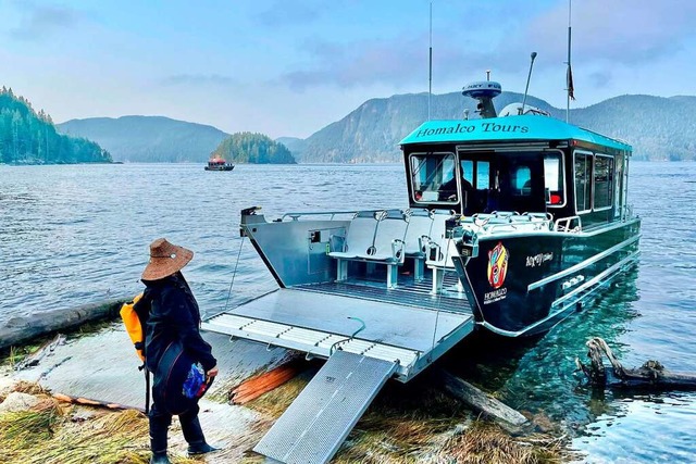 Mit dem Boot geht es ins verlassene Dorf Aupe.  | Foto: Jrg Michel (dpa)