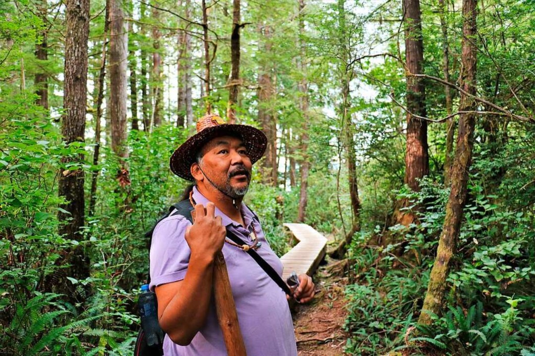Guide Wisqii führt durch den Regenwald zur versunkenen Siedlung Kiixin.  | Foto: Jörg Michel (dpa)