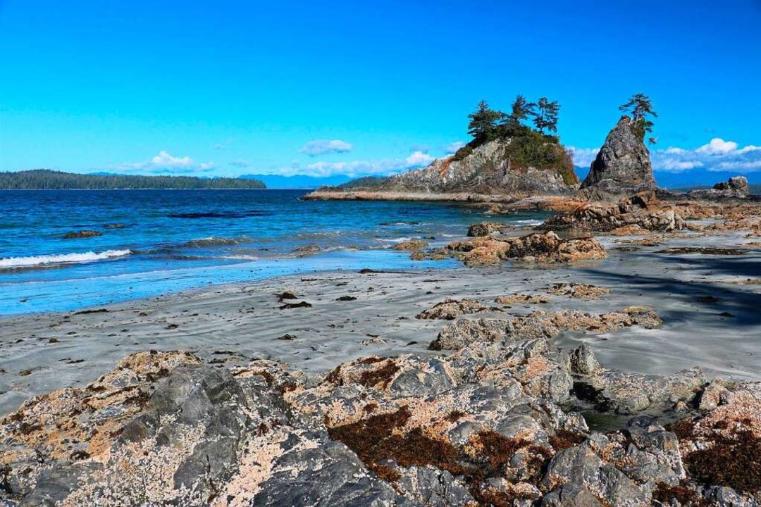 Rau und zerklüftet: ein Strand bei Bam... an der Westküste von Vancouver Island  | Foto: Jörg Michel (dpa)