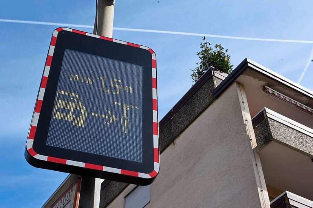 Die neue Abstandsregel ist vielfach un...h weist eine Anzeigentafel darauf hin.  | Foto: Barbara Ruda