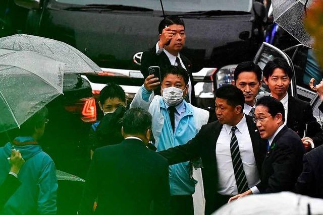 Rauchbombe explodiert: Japans Regierungschef in Sicherheit gebracht