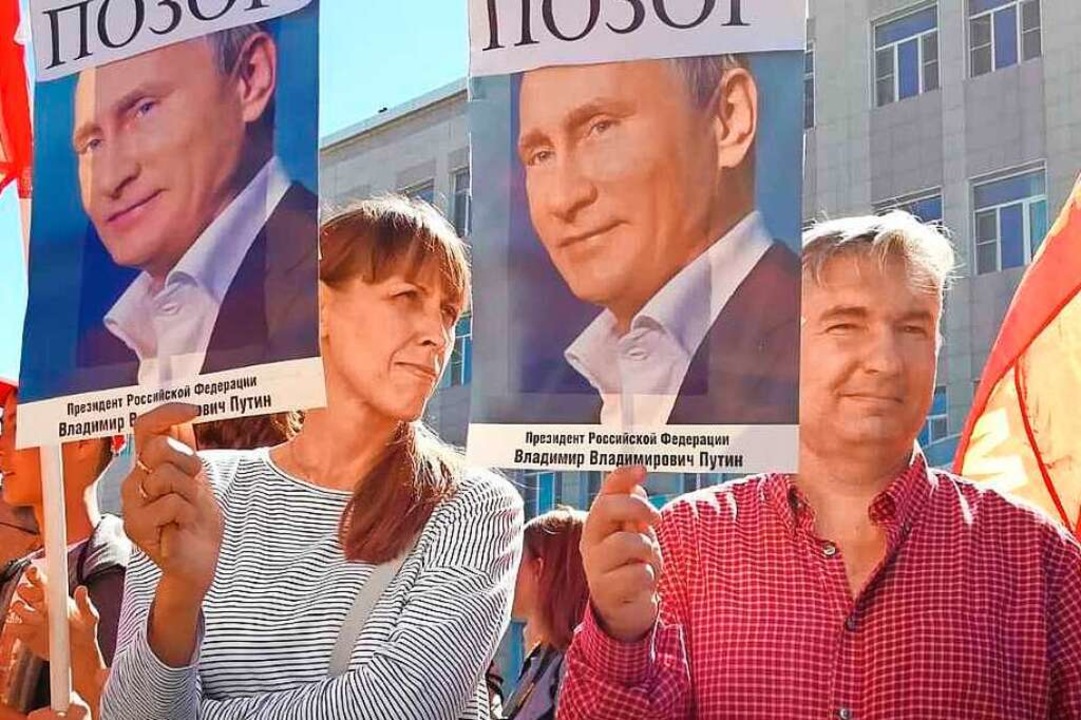 Mikhail Doliev mit einer Freundin bei ...Plakaten steht  &#8222;Schande&#8220;.  | Foto: Annemarie Rösch