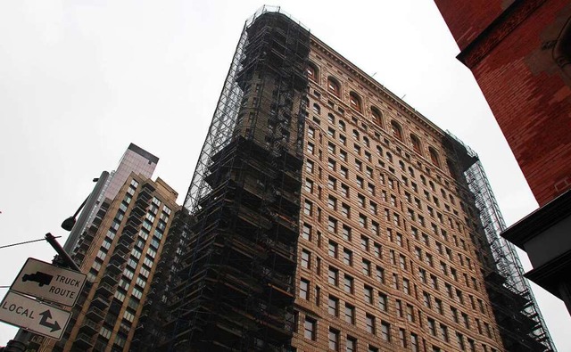 Das teilweise eingerstete Flatiron Bu...nnten Flatiron District von Manhattan.  | Foto: Christina Horsten (dpa)