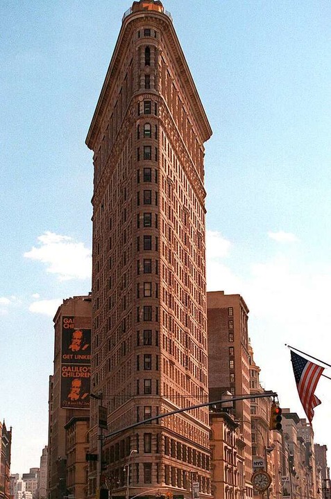 Das dreieckige Flatiron Building gehör...esten Sehenswürdigkeiten von New York.  | Foto: Axel Büssem (dpa)