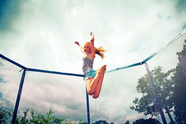 Ein bisschen wie fliegen: Kinder katap... dem Trampolin gern  hoch in die Luft.  | Foto: Ramona Heim (stock.adobe.com)