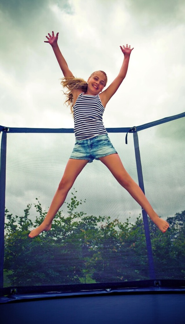 Ein bisschen wie fliegen: Kinder katap...dem Trampolin gern  hoch in die Luft.   | Foto: Ramona Heim (stock.adobe.com)