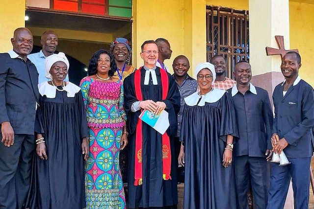 Pfarrer Christian Lepper (Mitte) nach ...ussam in der kamerunischen Westregion.  | Foto: Volker Khn