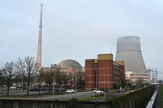 Blick auf das Kernkraftwerk Emsland und den erloschenen Khlturm.  | Foto: Lars Klemmer (dpa)
