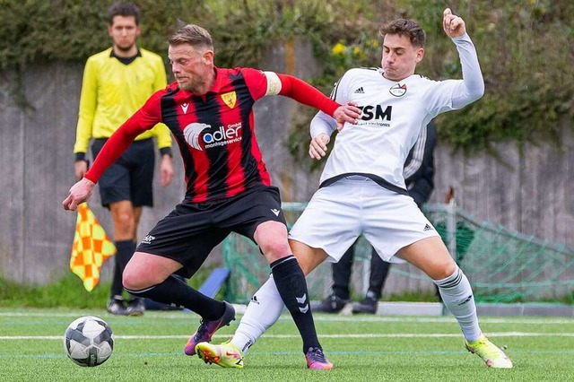 Setzte den Schlusspunkt zum 4:0: FSV-K...tangl (links, gegen Maximilian Rohrer)  | Foto: TH Fotografie/Thomas He