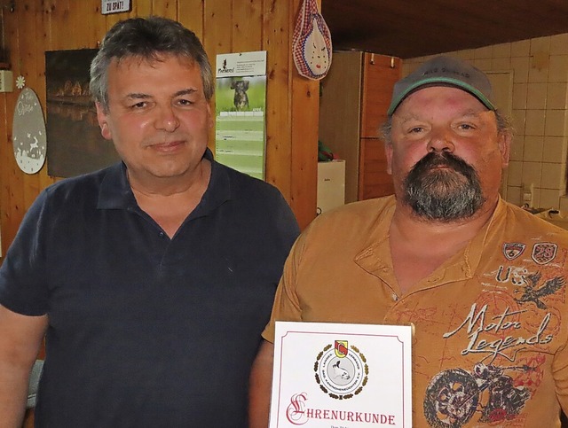 Daniel Thomann (rechts) hat die Ehrenu...rsitzende Peter Wunderle gratulierte.   | Foto: Gerd Leutenecker