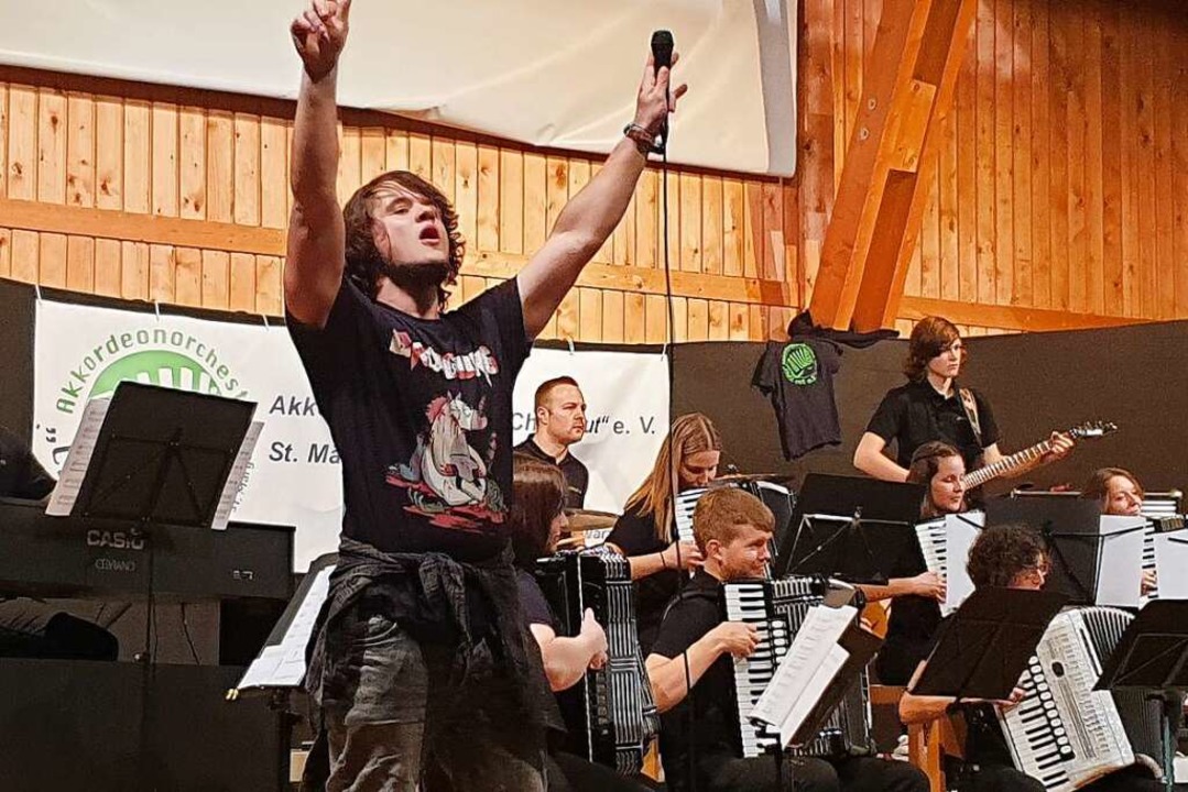 Richard Waldvogel und das  Akkordeonor...rachten Musik von AC/DC auf die Bühne.  | Foto: Sonja Niederer