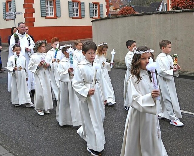 Die Merdinger Kinder liefen in ihren weien Gewndern zur Kirche.   | Foto: Sebastian Ehret