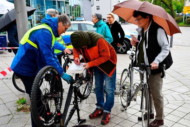 Mitglieder der IG Velo werfen bei der ...n Blick auf die abgegebenen Fahrrder.  | Foto: Heinz und Monika Vollmar