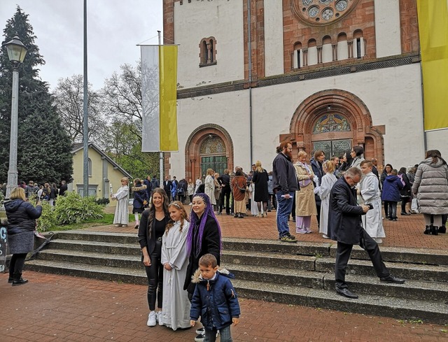 Glckliche Gesichter nach dem Weien-S...sdienst vor der Dreifaltigkeitskirche   | Foto: Ralf Burgmaier