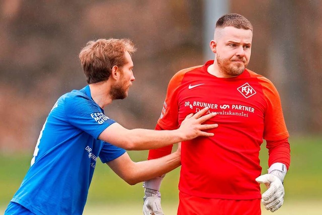 In Stockach gefordert: Markus Tritschl...alog mit  seinem Keeper Manuel Werner.  | Foto: Wolfgang Scheu