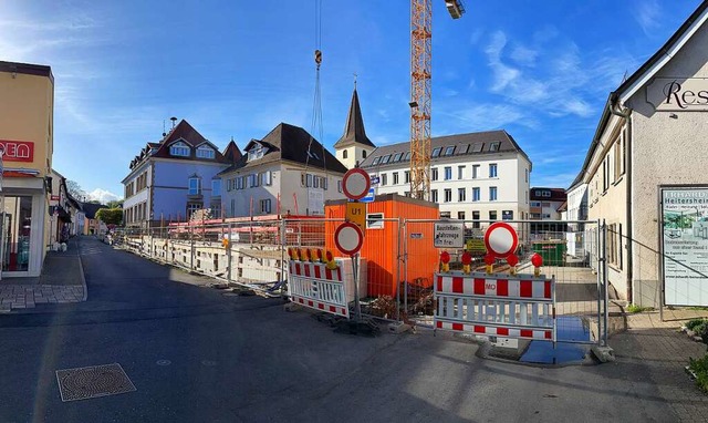 Angrenzend an das alte Rathaus entsteh...r als zehn Millionen Euro kosten wird.  | Foto: Frank Schoch
