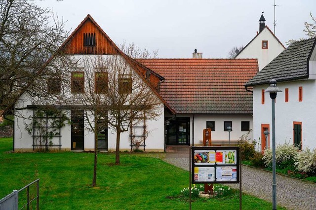 Links im Bild das Gemeindehaus, rechts...Ensembles mit der Kirche ist ungewiss.  | Foto: Ansgar Taschinski