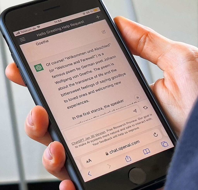 Smartphone mit dem Textgenerierungspro...omit starken Einfluss auf die Bildung.  | Foto: Jessica Lichetzki (dpa)