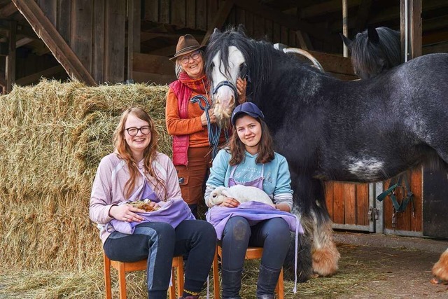Entspannt: Nina und Zoe (von links) ge...222;Freizeit auf dem Bauernhof&#8220;.  | Foto: Julia Becker