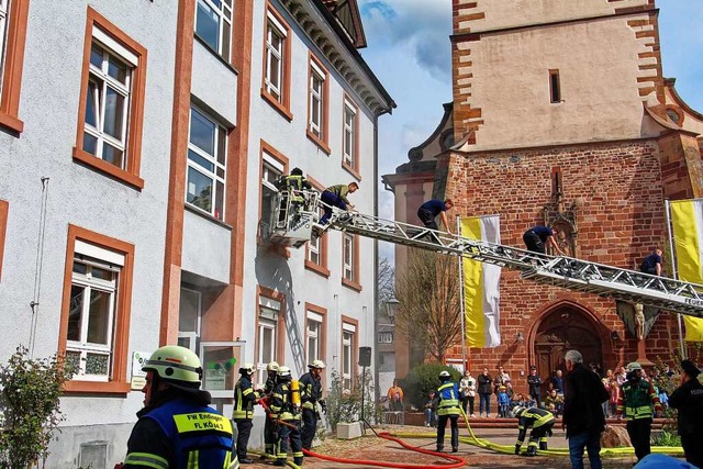 Die Drehleiter im Einsatz als Rettungsbrcke.  | Foto: Ruth Seitz