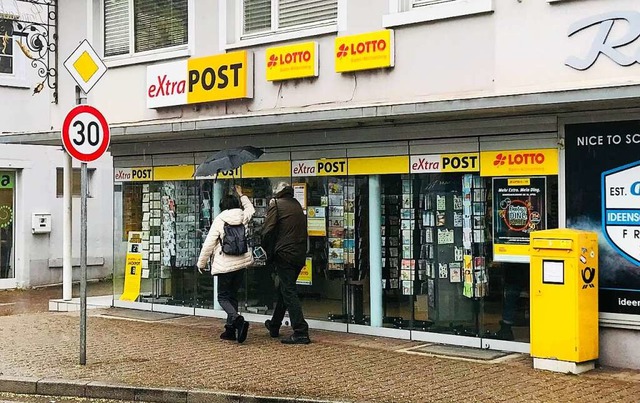 Am Monatsende ist Schluss: Nikolai Fromke schliet die  Postfiliale.  | Foto: Michael Drfler