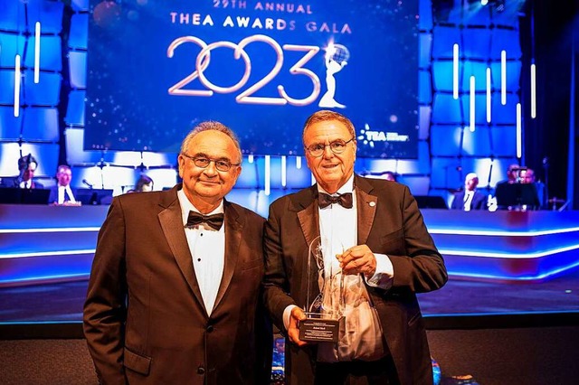 Bob Rogers (links), Vorsitzender des T... den Buzz Price Award an  Roland Mack.  | Foto: Europa-Park