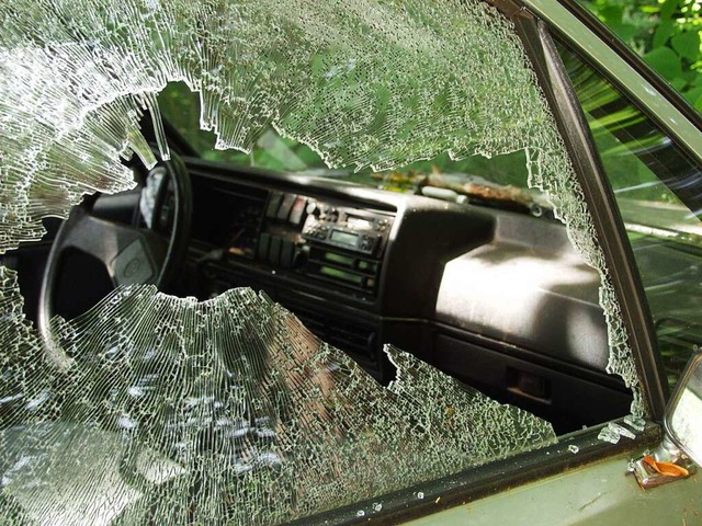 Jeweils durch eingeschlagene Scheiben kamen die Autoknacker ins Innere.  | Foto: Brigitte Sasse