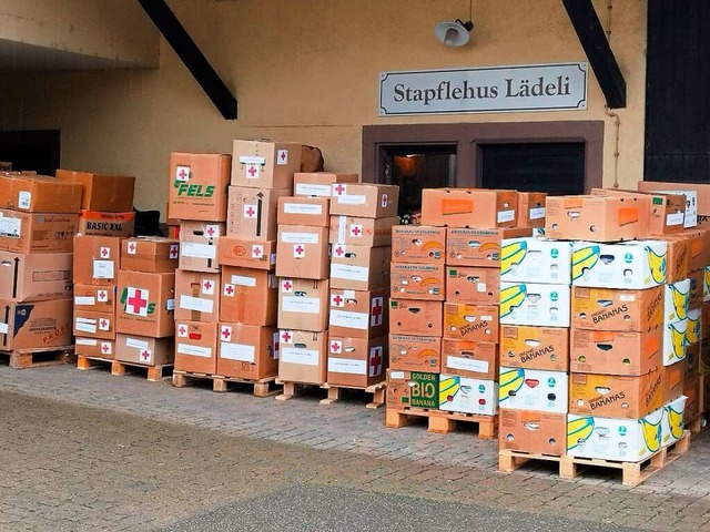 Palettenweise hatten sich die gepackte...n auf dem Hofgut der Krumms gestapelt.  | Foto: Renate Krumm