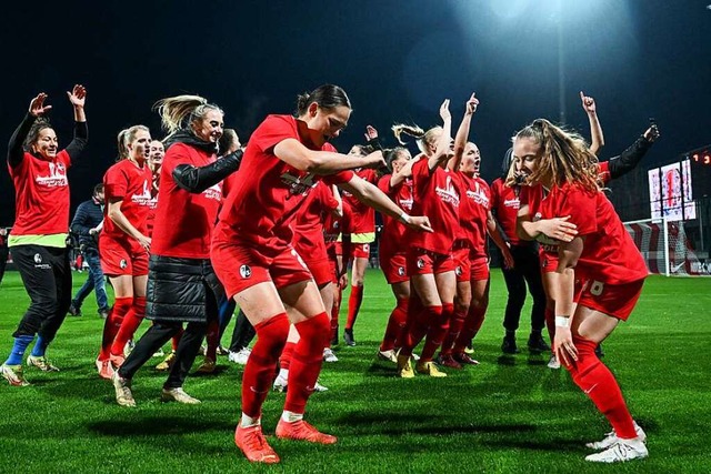 Ein Tnzchen auf den Finaleinzug: das Frauenteam des SC Freiburg  | Foto: Hendrik Schmidt (dpa)