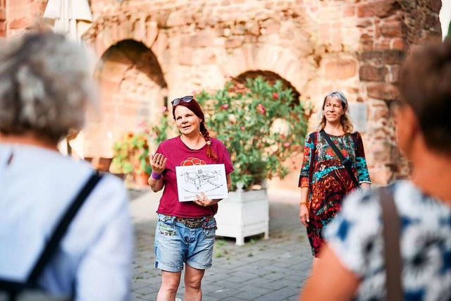 Katrin Bucherer und Uta Lingner fhren durch die Lahrer Innenstadt.  | Foto: thomas sattler/Stadt Lahr