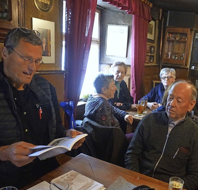 Gerald Nill las in der Gaststube der Krone  aus seinem neuen Buch.  | Foto: Roswitha Frey