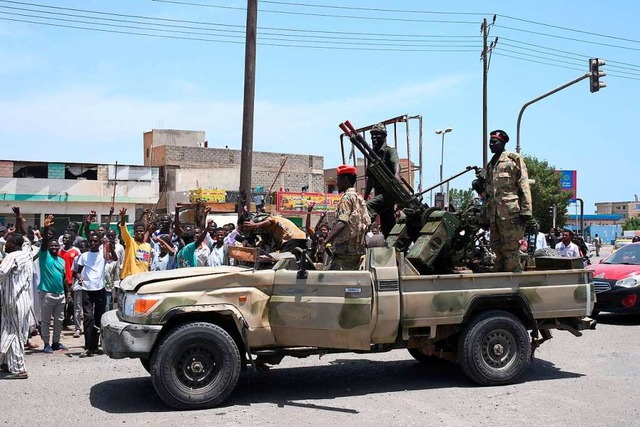 Sudanesen begren in Port Sudan am Ro...en des  Armeechefs Abdel Fatah Burhan.  | Foto: - (AFP)