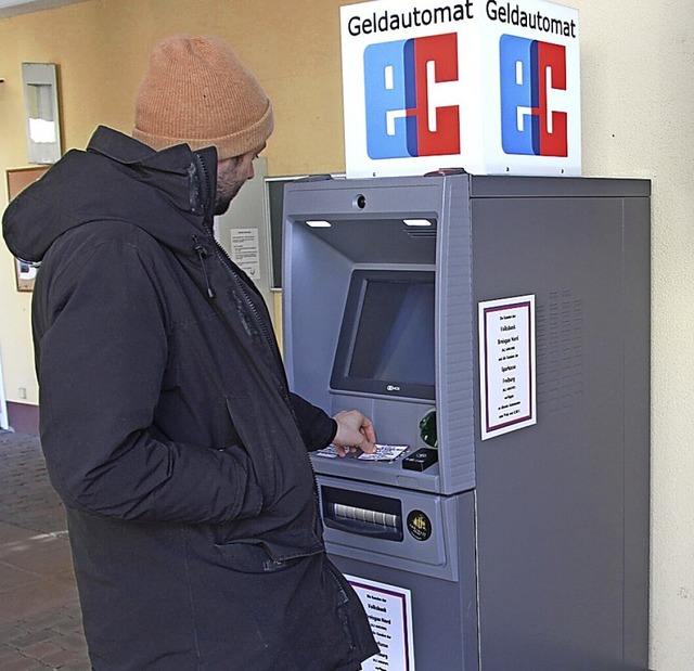 Seit Ostern gibt es wieder einen Gelda...nzige Bankdienstleistung im Ort sein.   | Foto: Horst David