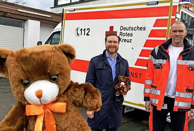 Marius Szbb  (l.) und Sven Schumann v...ren nun in den Rettungsfahrzeugen mit.  | Foto: DRK-Kreisverband