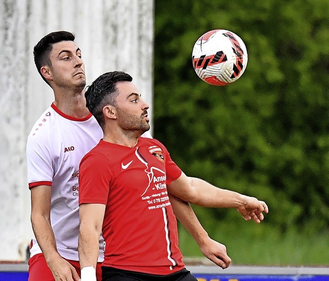 Den Ball im Fokus: der Orschweierer Jonas Benz (rechts) und David Rottler  | Foto: Wolfgang Knstle