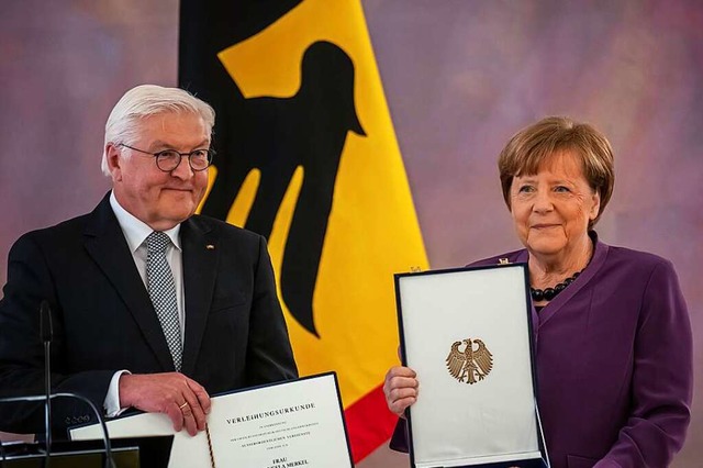 Steinmeier wrdigt Merkel bei Ordensverleihung als auergewhnliche Politikerin  | Foto: Michael Kappeler (dpa)