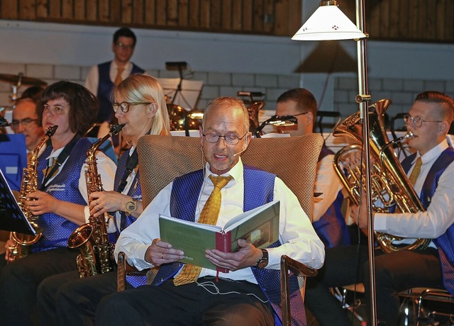 Frank Erny las whrend des Konzerts di...ichte der Bremer Stadtmusikanten vor.   | Foto: Sandra Decoux