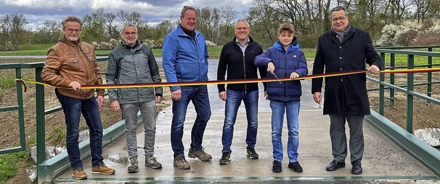 Tiefbauamtsleiter Peter Steinert (von ...trosack bei der Einweihung der Brcke.  | Foto: Firma Uhl