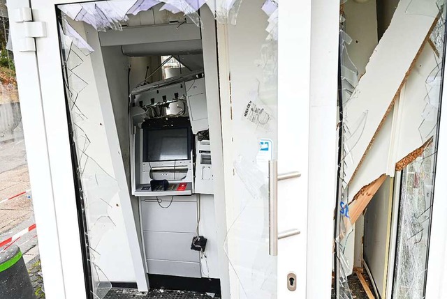 Ein freistehender Geldautomat &#8211; ... durch eine Explosion zerstrt worden.  | Foto: Arne Dedert (dpa)