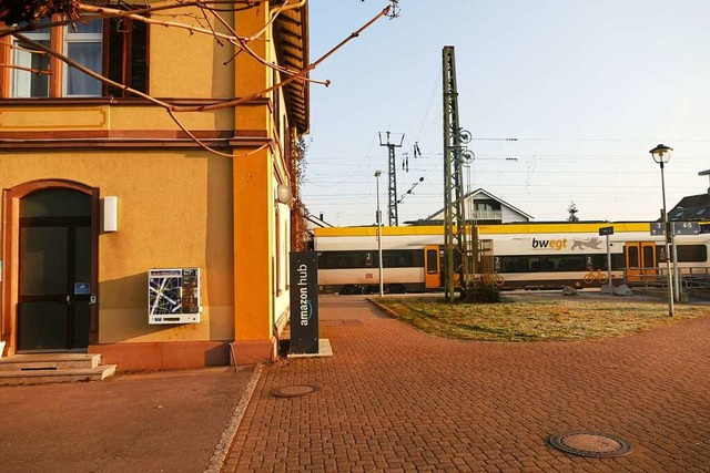 Der Bahnhof in Efringen-Kirchen wartet...samt in dem Gebude vorerst untersagt.  | Foto: Victoria Langelott