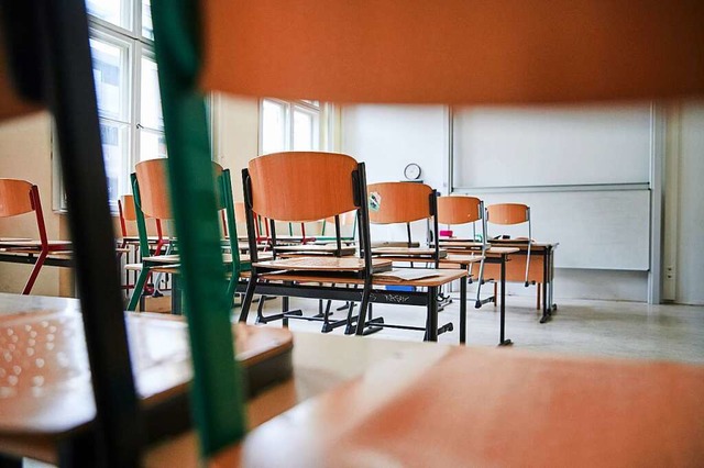 Fr die Generalreinigung mssen alle M...aus den Klassenzimmern gerumt werden.  | Foto: Annette Riedl (dpa)